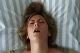 Egy tele punci kis hálószobában egy csaj kibaszott egy csajt.