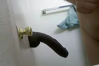 A barátnők szexeltek kicsi puncik a dachában egy hangulatos zöld kertben.