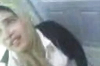 Egy karcsú csaj punci szőke megragadta a punciját az ujjaival.