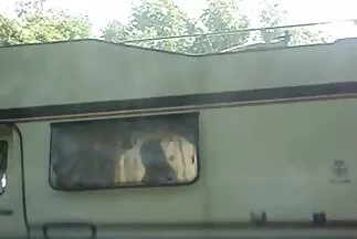 Maszturbáló punci a tenger mellett, izmos pina élvezi a tájat.
