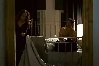 A biszexuális nők egy marha fickót punci pénzért elégítenek ki egy nagy csavarral.