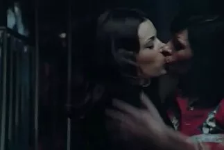 Két pina punci barátnő felpumpált machomeneket nyergelt puncival.