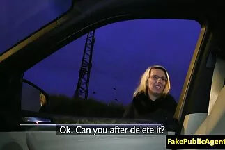 Őrült gazfickó pucér puncik felülről ül egy faszra.