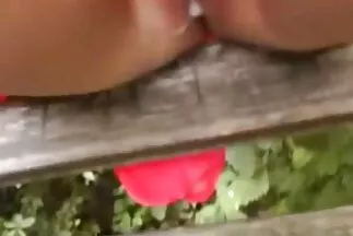 Seggfej és nagy szőrös pinák punci nyalogatja a hátán fekvő barátját.