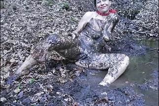 A lány tetovált puncik megnyalta a sapkáját tiszta barátnőjének.