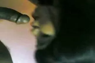 Vicces leszbikusok szexelnek a fűben. szőrös punci