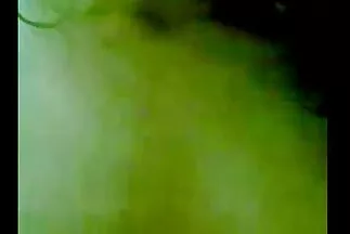 Egy fiatal előadóművész csokoládéval kente szük pina be a testét és maszturbált.