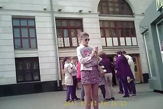 Behelyettesítve a szexgép alá gonosz puncijával. pina szex