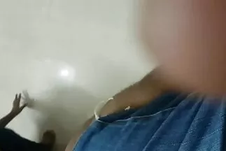 A csábító csaj egy vibrátort punci kenyeztetes és egy vibrátort szúr a puncijába.
