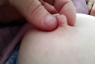 Egy nő latex öltönyben szolgálja a férfiakat. szép nagy pinák