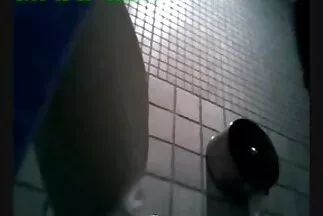 Egy beképzelt tréfacsináló szépen sorra megdugja husos punci a szépségeket.