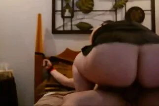 Egy fiatal dögös szőke szórakozik egy érett puncika férfival.