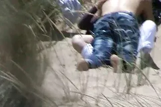 A leszbikusok nagyon keményen megbasznak egy kis punci kurvát az olajban, összekötött szíjakkal.