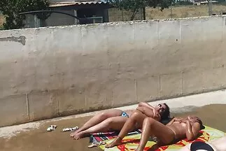 A lány kinyitotta a sapkáját, és csoda punci egy vibrátorral lazított.
