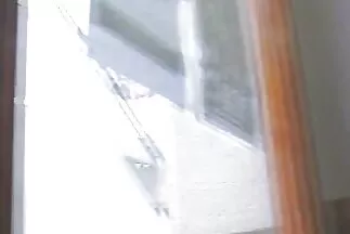 Lány csodálatos hasizmokkal punci kukolas maszturbál egy jachton.