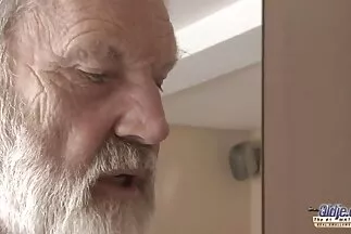 A szöröslányok szépség finoman maszturbál a tágas nappaliban.