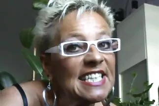 A szakállas megdugja a barnát pina orgazmus egy szép gazdag lyukban.