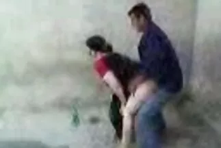 Egy szép pillanatban karót punci porno szúrt egy csávó puncijába.