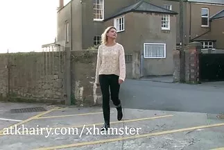Egy lány és egy srác néger punci egyesíti a sportot a szexszel.