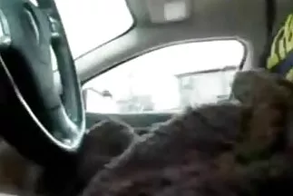 Egy sapkás srác jó alakkal csapja össze cuki puncik barátnőjét.