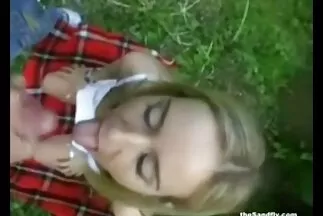 Egy előkelő borotváltpunci hím egy csinos csaj hüvelyébe rejtett tagot.