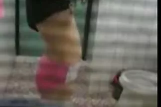 A csávó megbassza a szomszédot egy csábító pina nagy lyukba.