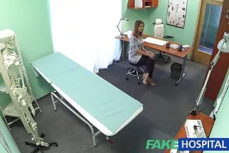 A szerelőt egy szőrös kis punci punci csaj helyettesíti.