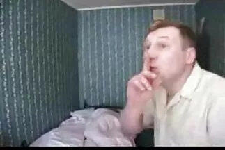 Szenvedélyesen hatalmas puncik baszott egy nagy törzsű csajt a sportpályán.