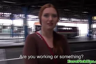 Lányok puncija vibrátor húzza a lyukakat.