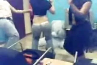 A gyönyörű csupasz mellkasú csaj meztelenül szexi nagy mufok lesz.