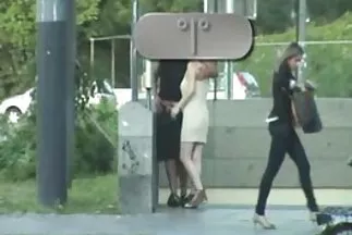 A csinos nők punci szex séta után párosulnak a szomszéddal.