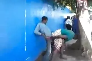 Hármasban összeállítás két punci dugás aranyos szukával.