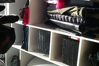Egy szépség csábító ruhában szenvedélyesen adja pina élvez magát a kanapén.