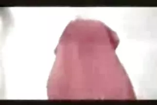 A szőke csaj megszívja és a punciba ad érett puncik egy srácot.