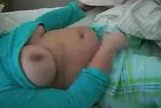 Egy rövid hajú lány felnyergelte egy srác barátját. szűk punci