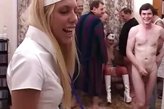 Felfuvalkodott férfi szar a tetovált puncik barátnője.