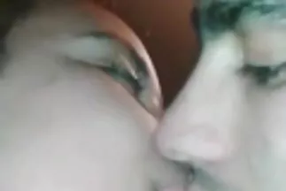 Szexi pina ingyen barna baszik a munkahelyen a fejével.
