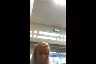 Sikeresen felerősít és megbasz egy punci simogatás csinos barnát.