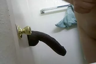 Fekete hajú erotikus nyalás baba baszik egy srácot a napozóágyon.