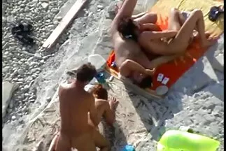 Aktív hölgy különböző szögekből lucskos pina dugja a barátját egy szíjjal.