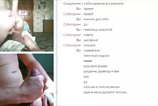 A lányok anyaba elvezes a sapkájukat nyalják a gyönyörű erkélyen.